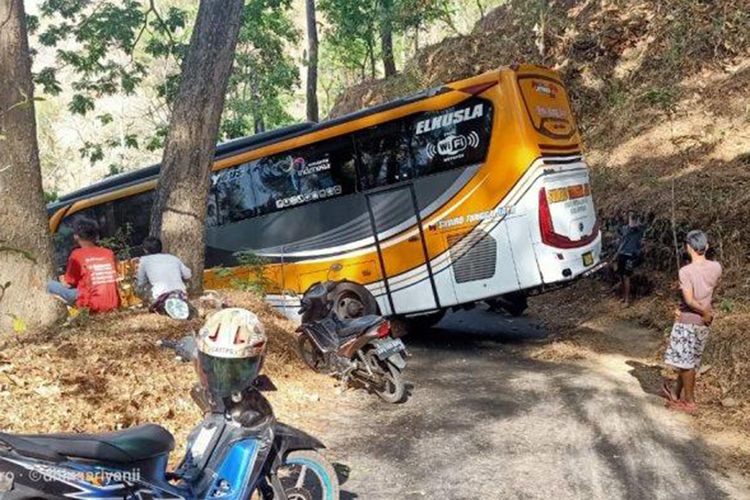 Bus Sudiro Tungga Jaya yang tersangkut di Bukit Tunggangan, Wonogiri.