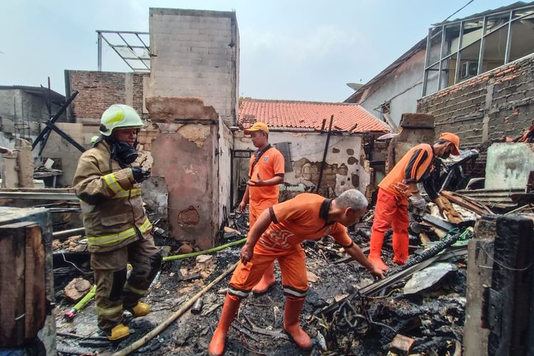 Kebakaran di sebuah rumah dan usaha perbaikan barang elektronik di Jalan Gorda RT 008/RW 06 Lubang Buaya, Cipayung, Jakarta Timur, Selasa (7/11/2023).