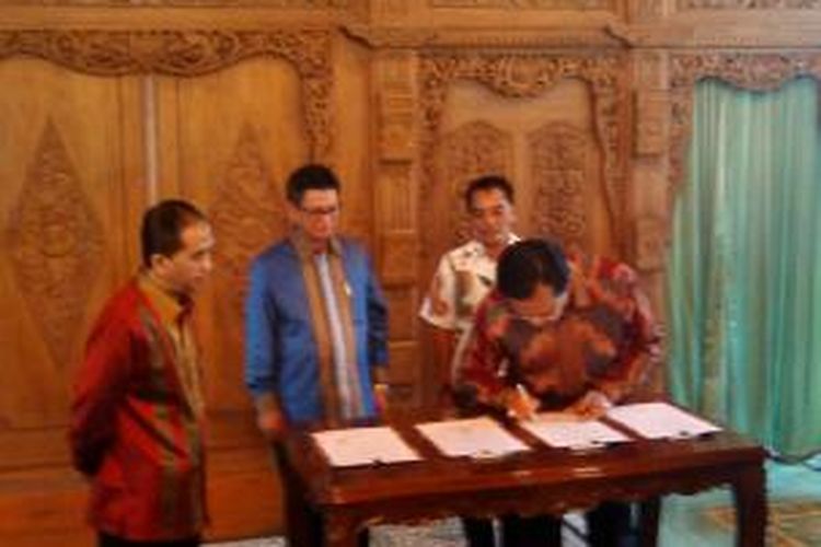 Gubernur DIY Sri Sultan HB X saat menandatangani MoU bidang transmigrasi, Selasa (25/11/2014), antara DI Yogyakarta, Jawa Timur dan Kalimantan Utara.