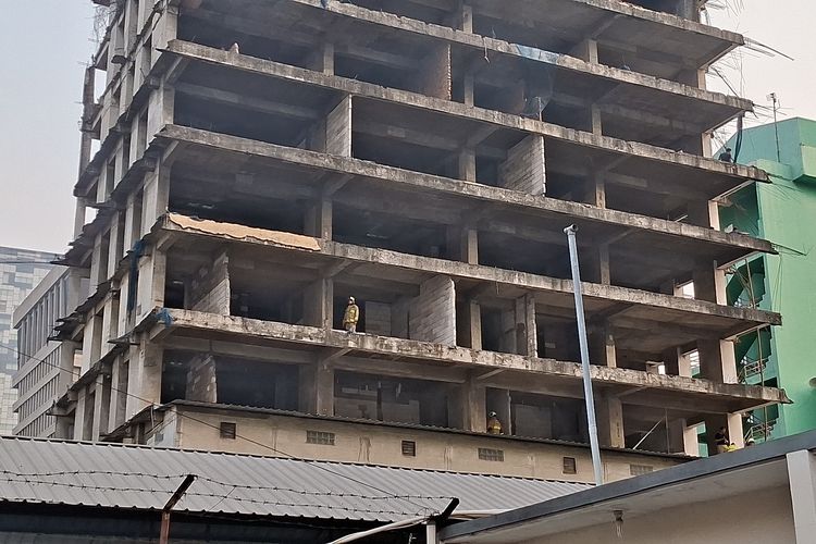 Kebakaran di Gambir Meluas, Tumpukan Kayu Bekas Proyek di Gedung Kosong Terbakar