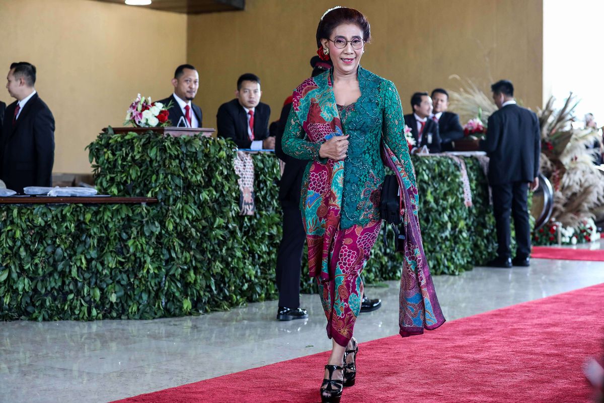 Menteri Perikanan, Susi Pudjiastuti tiba sebelum acara  pelantikan presiden dan wakil presiden di Komplek Parlemen, Senayan, Jakarta, Minggu (20/10/2019)