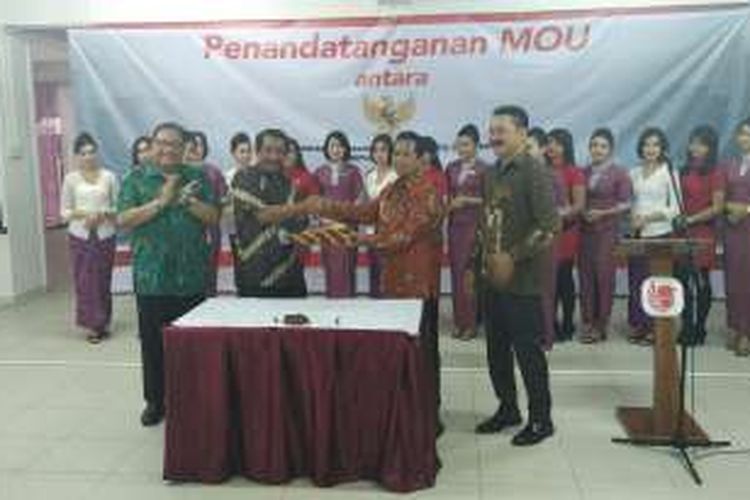 Menteri Koperasi dan UKM Puspayoga bersama Founder  Lion Air/Watimpres Rusdi Kirana menyaksikan penandatangan MOU antara Kementerian Koperasi dan UKM dengan Lion Air tentang Peningkatan Promosi dan Pemasaran Produk KUKM melalui Jaringan Penerbangan Lion Air, di Jakarta (7/9/2016)