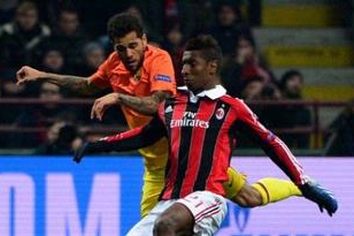 Bek AC Milan, Kevin Constant (kanan), berebut bola dengan bek Barcelona, Dani Alves (kiri).