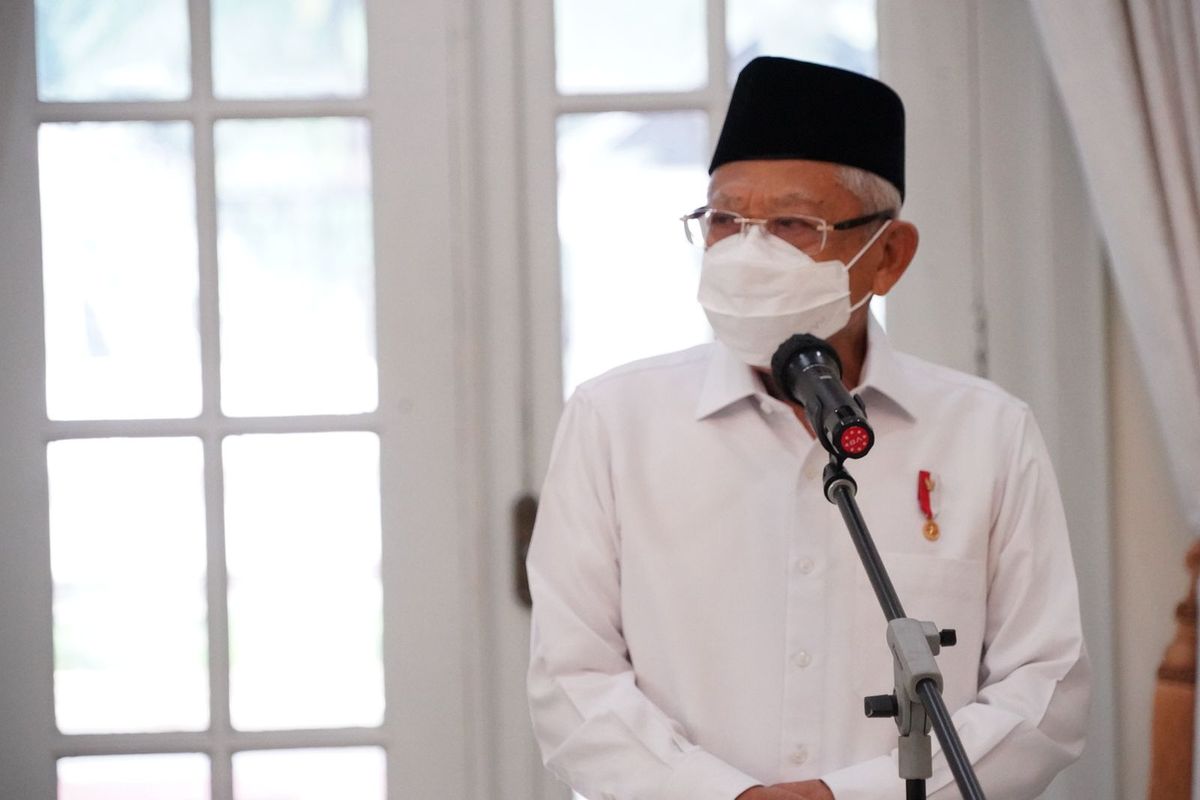 Wakil Presiden Ma'ruf Amin memberikan keterangan eprs seusai memimpin rapat tentang penanganan kemiskinan ekstrem di wilayah pesisir, Selasa (21/12/2021).