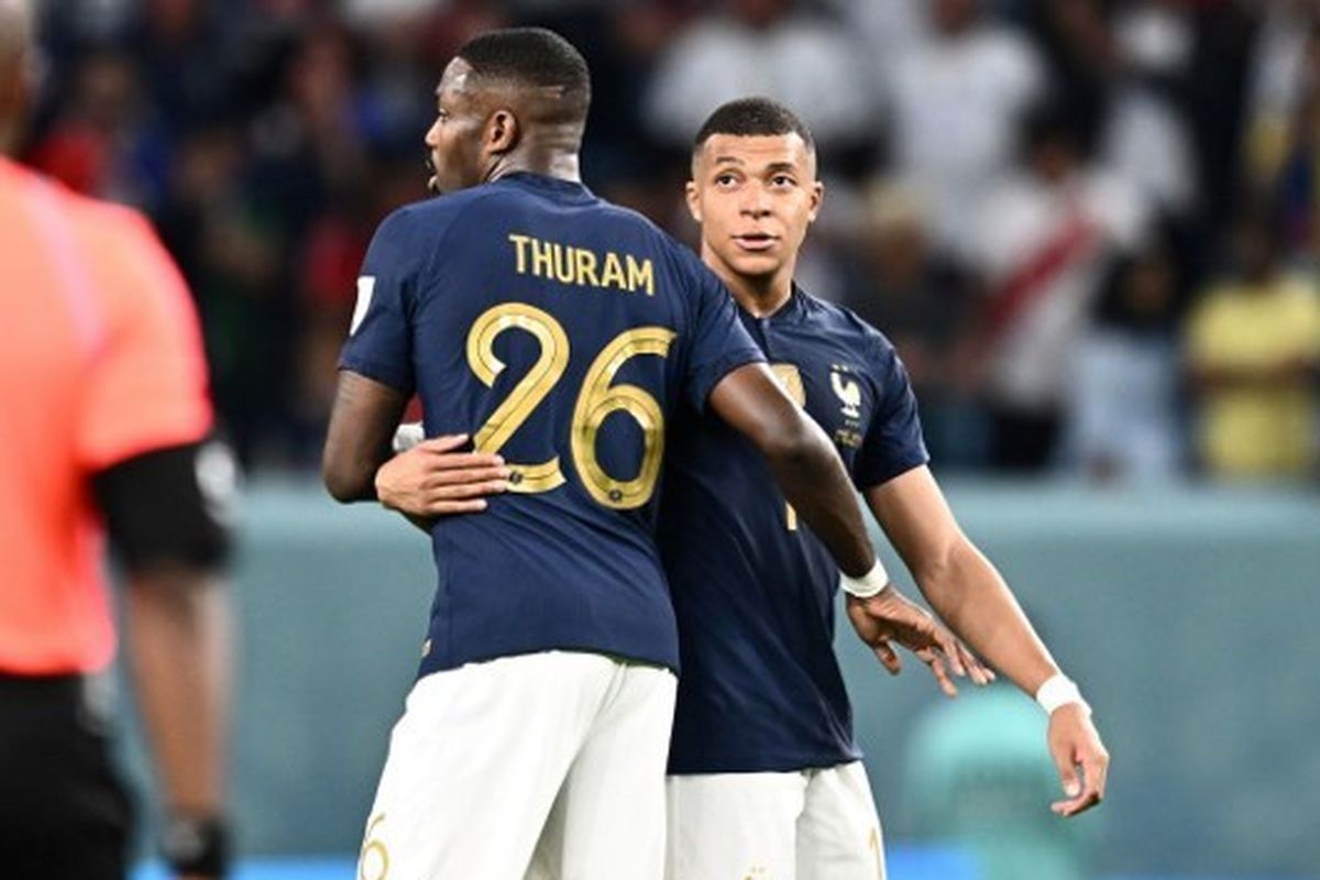 Marcus Thuram (kiri) dan memeluk Kylian Mbappe usai laga Perancis vs Australia pada fase grup Piala Dunia 2022 Qatar yang digelar di Stadion Al Janoub, Selasa (22/11/2022). Marcus Thuram merupakan putra dari bek legendaris timnas Perancis, Lilian Thuram.