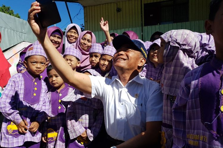 Mendikbud Muhadjir Effendi sedang berswafoto dengan para murid dan guru TK Mutiara Hati Wamena, Kabupaten Jayawijaya, Papua, Rabu (16/10/2019)