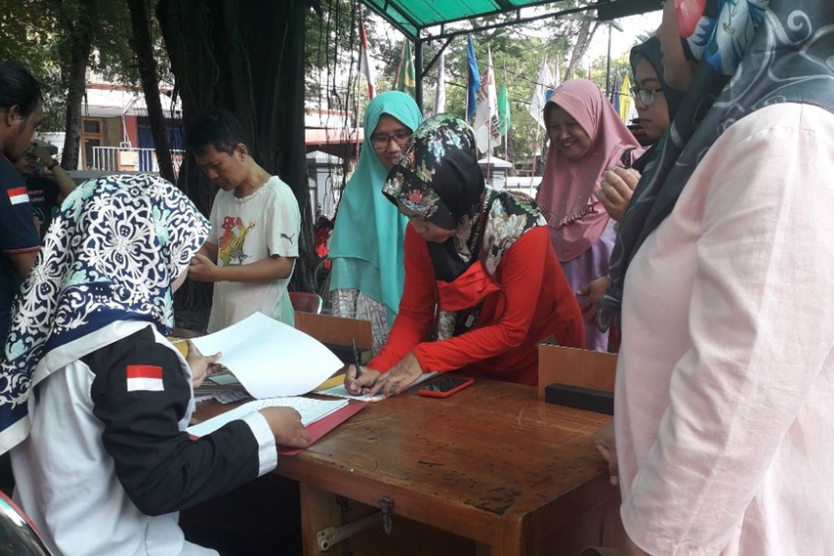 Warga mendaftarkan diri menjadi pengawas Tempat Pemungutan Suara di Kantor Panwascam Koja, Jakarta Utara, Selasa (12/2/2019).