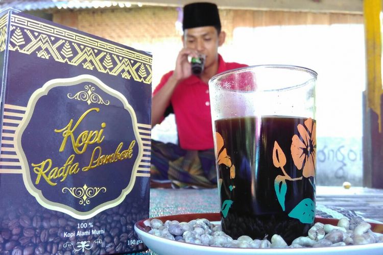 Kepala Dusun Prabe, Misbah Hultirta, saat meminum kopi.