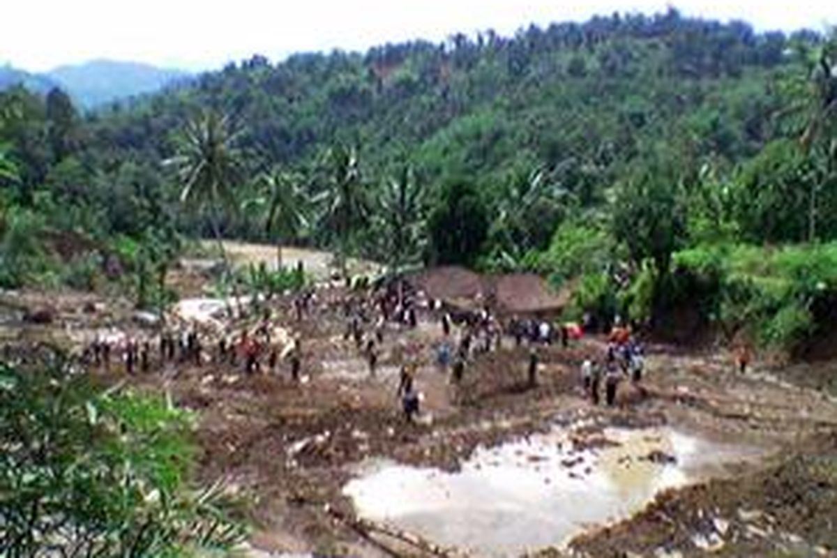 Petugas melanjutkan evakuasi korban longsor di Kampung Nyalindung, Cianjur, Minggu (16/11). Tiga korban berhasil ditemukan pada Minggu sehingga total korban yang sudah ditemukan berjumlah 10 orang dalam keadaan meninggal dunia.
