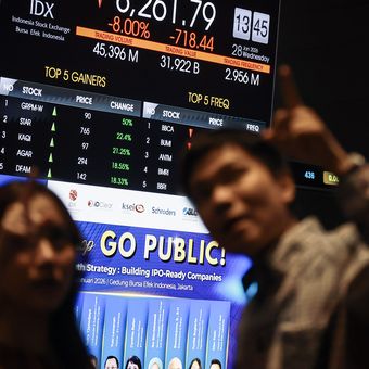 Karyawan mengamati layar digital pergerakan Indeks Harga Saham Gabungan (IHSG) di Bursa Efek Indonesia (BEI), Jakarta, Rabu (28/1/2026). 