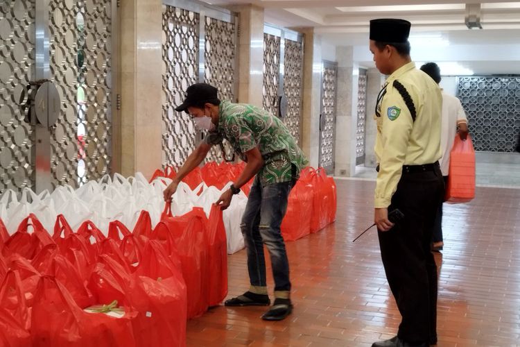 Pengurus masjid sedang memantau ribuan takjil yang baru tiba di Masjid Istiqlal, Sawah Besar, Jakarta Pusat, pada Senin (27/3/2023).