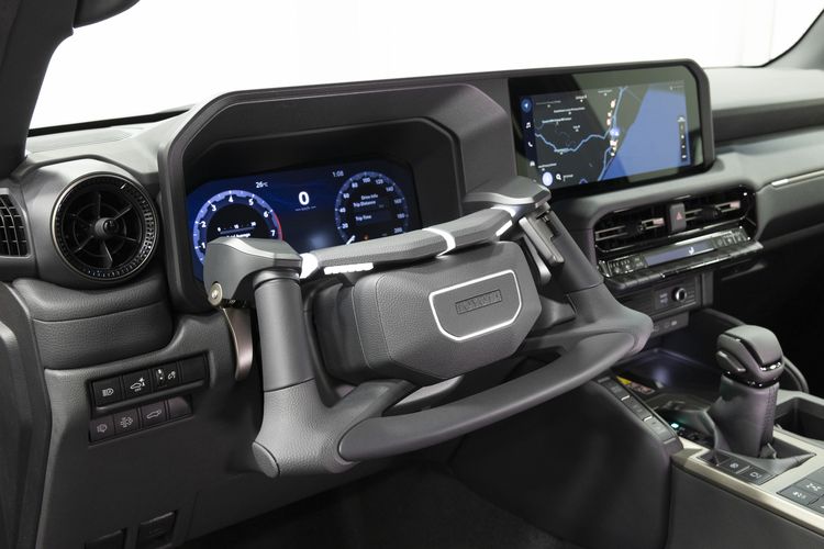 Desain bentuk lingkar kemudi yang mengaplikasi teknologi Neo Steering pada mobil Toyota dan Lexus