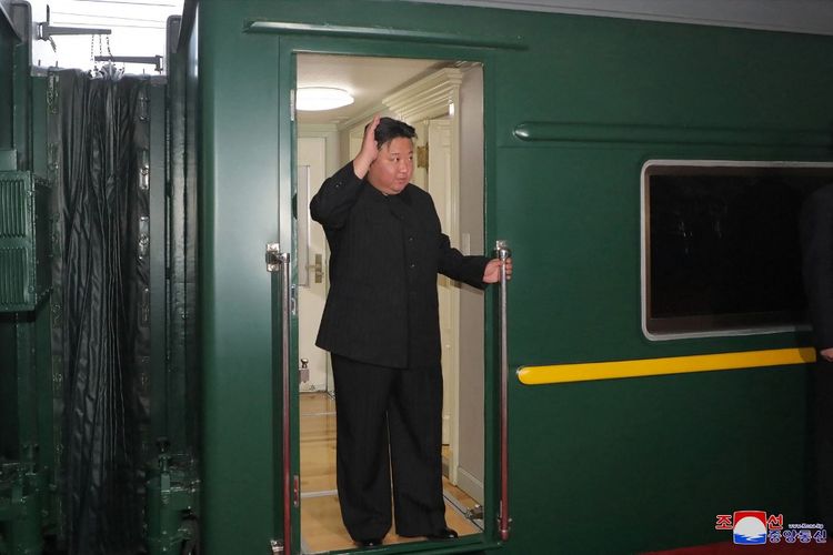Foto yang diambil pada tanggal 10 September 2023 dan dirilis oleh Kantor Berita Pusat Korea Utara (KCNA) pada tanggal 12 September 2023 ini menunjukkan pemimpin Korea Utara Kim Jong Un (C) melambaikan tangan ketika ia berangkat dengan kereta api dari Pyongyang untuk berkunjung ke Rusia. Pemimpin Korea Utara Kim Jong Un sedang dalam perjalanan ke Rusia dengan kereta api lapis baja untuk bertemu Presiden Vladimir Putin, media pemerintah melaporkan pada tanggal 12 September, dengan diskusi tatap muka yang berpotensi difokuskan pada penjualan senjata. 