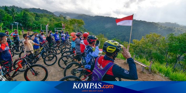 Komunitas Sepeda Gunung NTB Gelar Upacara di Bukit Cacing