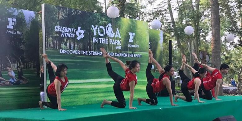 Celebrity Fitness & Fitness First berkolaborasi menyelenggarakan Yoga in The Park, Minggu (29/9/2019), di Gading Serpong, Tangerang Selatan. 

