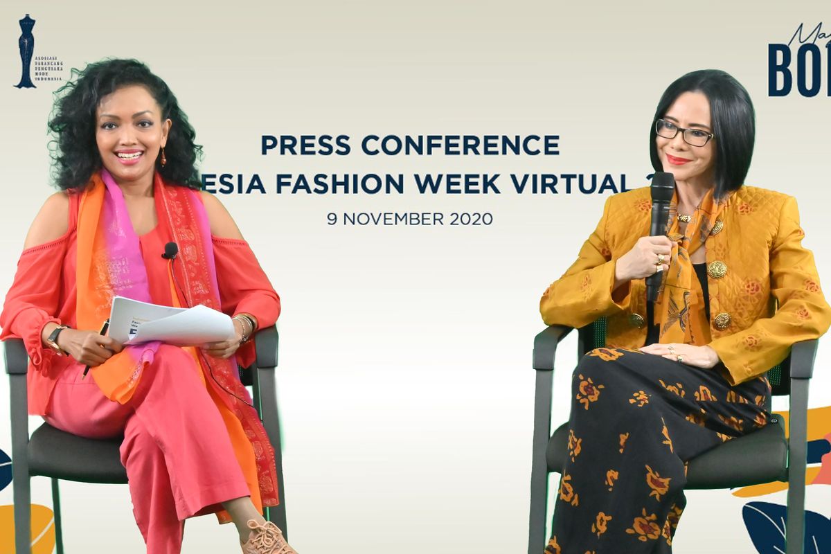 Presiden IFW sekaligus Ketua Asosiasi Perancang dan Pengusaha Mode Indonesia (APPMI), Poppy Dharsono (kanan) dalam konferensi pers virtual Indonesia Fashion Week 2020.
