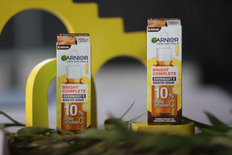 Untuk membantu menyediakan skincare yang mengandung vitamin C, merek kecantikan Garnier pun meluncurkan Garnier Bright Complete Overnight 10 persen Pure Vitamin C Serum.