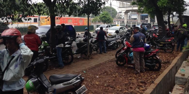 Kondisi trotoar samping Stasiun Palmerah pada Selasa, (3/11) terlihat penuh pengemudi ojek konvensional dan aplikasi.