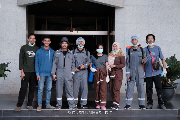 Ketujuh mahasiswa Fakultas Peternakan Unhas bersama dosen pendampingnya usai menyemprotkan cairan disinfektan di lingkungan Unhas, Rabu (18/3/2020).
