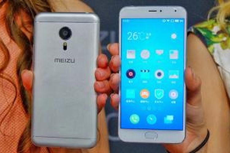 Model menunjukkan smartphone Meizu Pro 5 dalam acara peluncuran di Beijing, China, Rabu (29/9/2015).