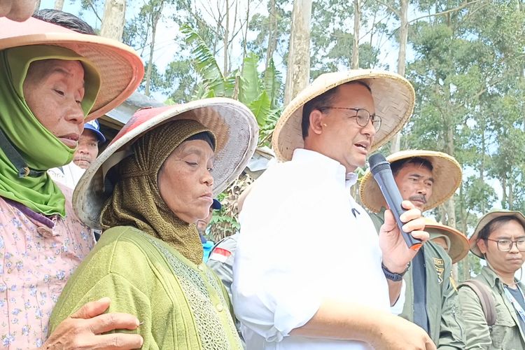 Calon Presiden Nomor urut 1 Anies Baswedan saat diminta keterangan terkait agenda kampanyenya di Pangalengan, Kabupaten Bandung, Jawa Barat pada Rabu (29/11/2023)