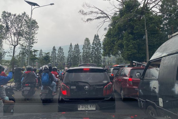 Macet arus balik dari Puncak ke Jakarta