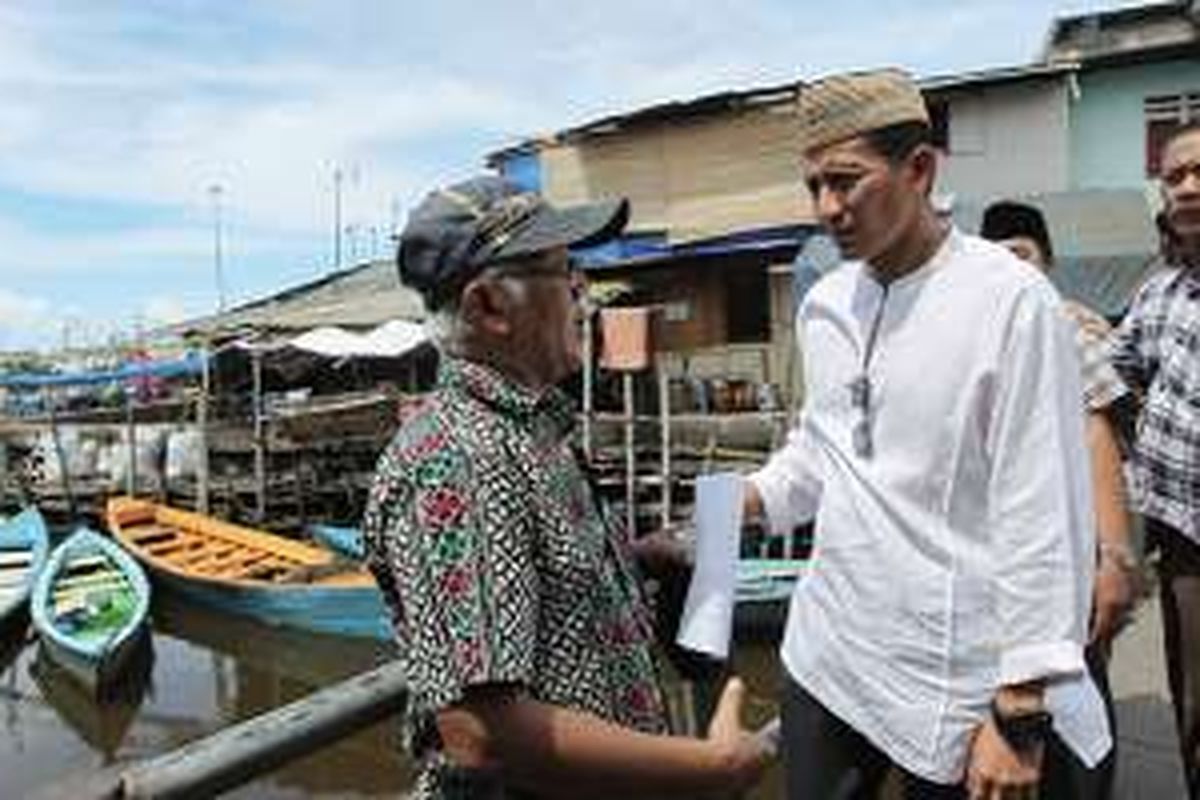 Bakal calon gubernur DKI Jakarta, Sandiaga Uno, bertemu warga Pasar Ikan usai mengikuti shalat Jumat di Masjid Keramat Luar Batang, Penjaringan, Jakarta Utara, Jumat (8/4/2016). Setelah Surat Peringatan 2 diberikan Pemprov DKI, hari ini, warga Pasar Ikan mulai membongkar lapak dagangannya.