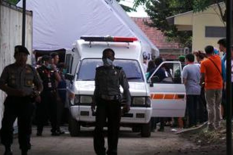 Mobil jenazah membawa pramugara AirAsia QZ8501, Wismoyo Ari Prambudi (24)