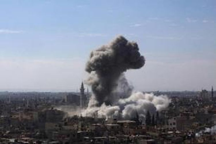 Asap membumbung tinggi menyusul serangan udara oleh pasukan pemerintah Suriah di daerah yang dikuasai pemberontak di Douma, timur laut Damaskus, 5 Februari 2015.