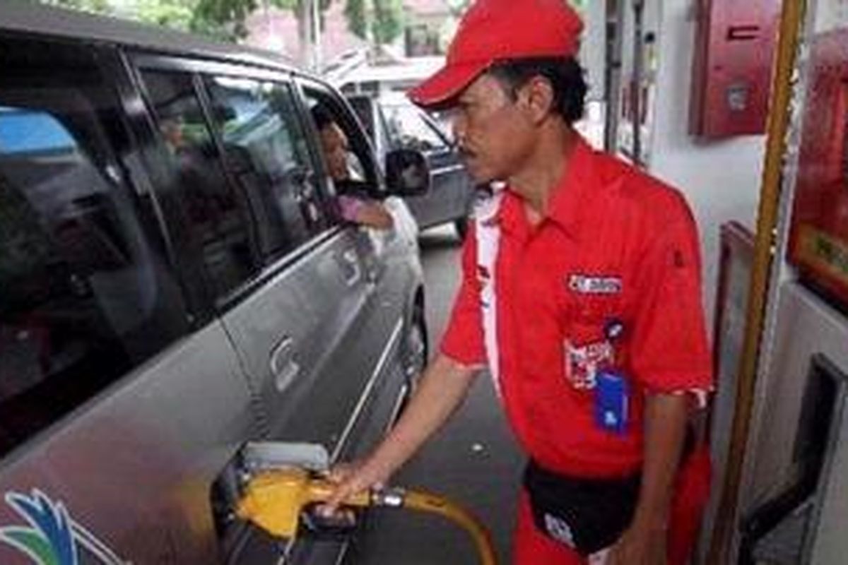 Petugas mengisi bahan bakar premium di SPBU kawasan Menteng, Jakarta Pusat, Senin (26/11/2012).
