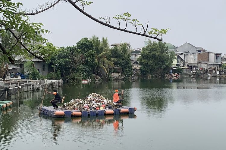 Sampah Datang dan Pergi di Waduk Rawa Badung Jaktim, Petugas Tak Henti Bersihkan
