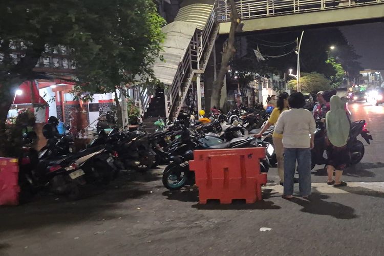 Darurat Parkir Liar di Jakarta: Lahan Terbatas, Trotoar dan Jalan Jadi Korban