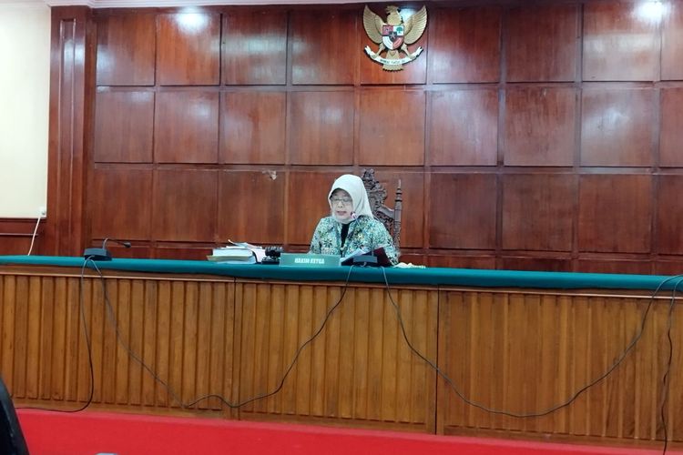 Ketua Hakim Tunggal Budi Hapsari saat membacakan putusan banding AG di PT DKI Jakarta, Jakarta Pusat, Kamis (27/4/2023). (KOMPAS.com/XENA OLIVIA)
