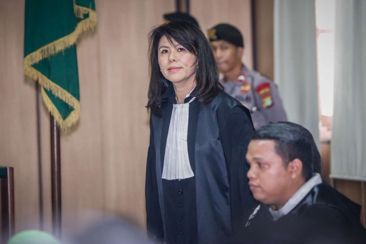Tim kuasa hukum Basuki Tjahaja Purnama alias Ahok, yaitu Fifi Lety Indra yang merupakan adik kandung Ahok, Josefina Agatha Syukur (tengah), dan Daniel kanan, bersiap mengikuti sidang Peninjauan Kembali (PK) vonis dua tahun penjara terhadap Ahok di Pengadilan Negeri Jakarta Utara, Jakarta, Senin (26/2/2018). Dalam persidangan tersebut majelis hakim telah memeriksa bukti baru atau novum yang diberikan tim kuasa hukum, dan majelis hakim tidak langsung memutuskan permohonan PK Ahok diterima atau ditolak, namun Keputusan akhir akan dilakukan Mahkamah Agung.