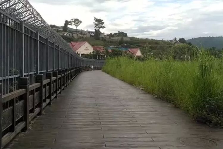 Potongan gambar dari video media sosial pada September 2020 menunjukkan bagian pagar yang didirikan oleh Tiongkok di kota Wanding, Yunnan, di perbatasannya dengan Myanmar.
