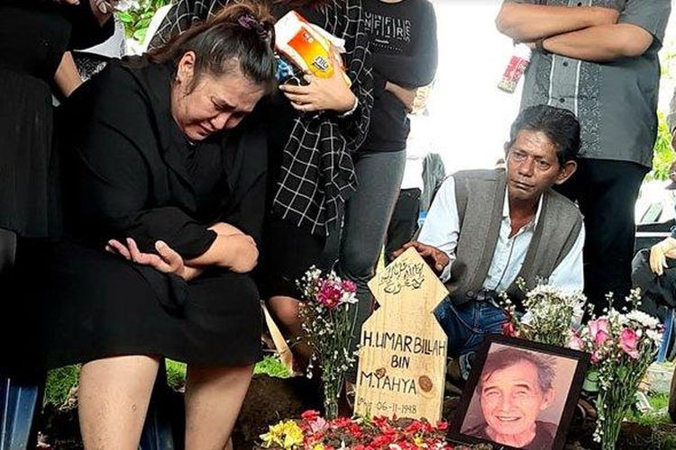 Putri dari mendiang Johny Indo, Martini Luisa saat menyaksikan pemakaman sang ayah, Senin (27/1/2020)