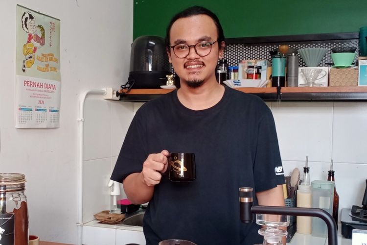 Pemilik warung kopi Kidjang Kentjana, Adi Sernovian (25) pada Kamis (22/2/2024) di Pasar Induk Among Tani, Kota Batu, Jawa Timur.