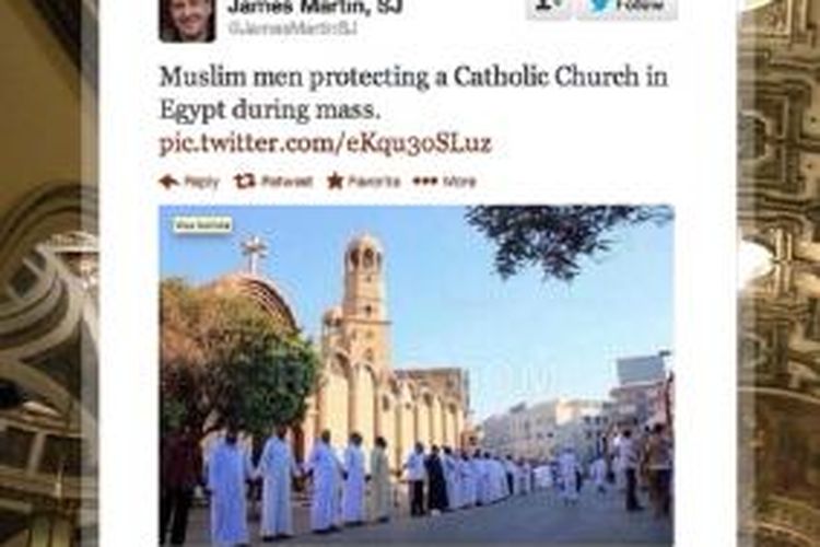 Foto yang memperlihatkan para pria Muslim berdiri di depan sebuah Gereja Katolik di Mesir untuk melindungi umat gereja itu saat mereka menghadiri misa. 

