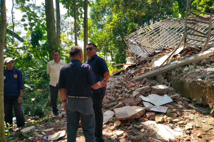Dinas Pendidikan Kabupaten Bogor meninjau ruang kelas yang ambruk di SDN Nangela, Kecamatan Nanggung, Kabupaten Bogor. Dok Pemkab