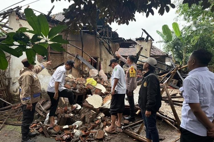 Tiga rumah warga di Kabupaten Pasuruan rusak, bagian atap amrol dan tembok dinding roboh setelah angin kencang melanda di Wilayah Kabupaten Pasuruan, Jawa Timur, Rabu (12/11/2025) malam. 