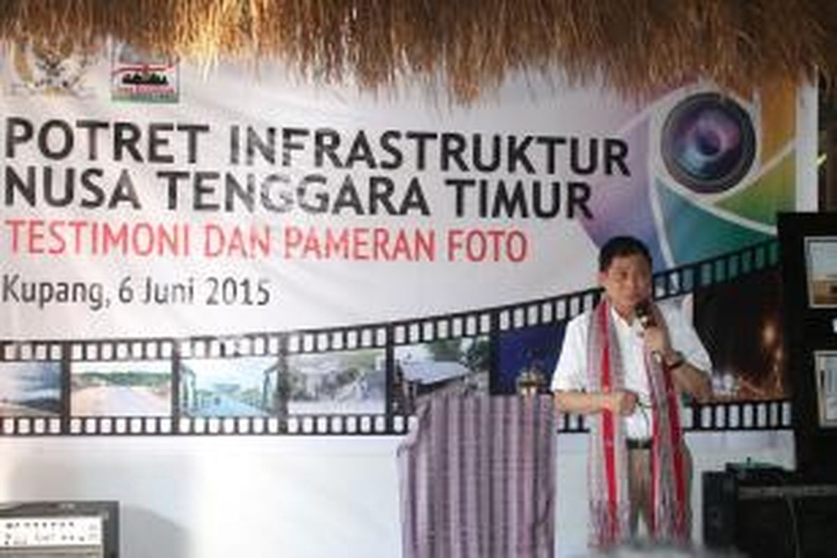 Menteri Perhubungan Ignasius Jonan, saat memberikan sambutan dalam acara pemberian hadiah kepada 13 wartawan yang berhasil mendapat juara dalam lomba foto infrastruktur di Nusa Tenggara Timur (NTT), Sabtu (6/6/2015)