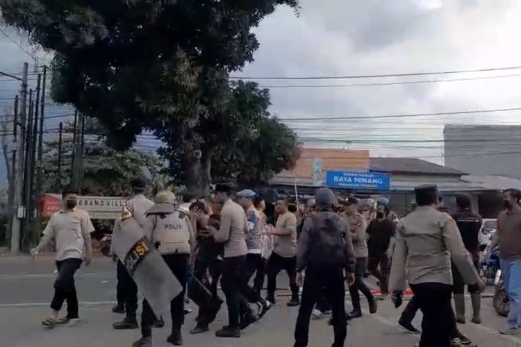 Polisi menangkap sejumlah pengunjuk rasa saat kericuhan pecah ddepan Mapolres Karawang, Jumat (29/8/2025)