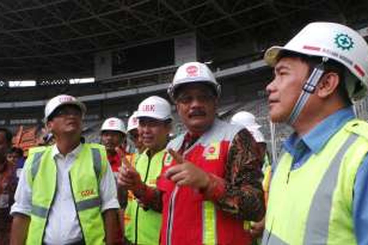 Wakil Gubernur DKI Jakarta, Djarot Saiful Hidayat, saat meninjau renovasi total Stadion Utama Gelora Bung Karno (SUGBK), Selasa (18/10/2016).