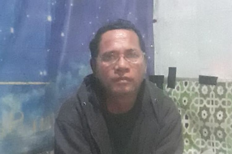 Pak guru Ahmad Nurdin ketika ditemui Kompas.com di kediamannya. Ia sempat diancam dengan pedang dan motornya dibakar pada Senin (13/1/2025).