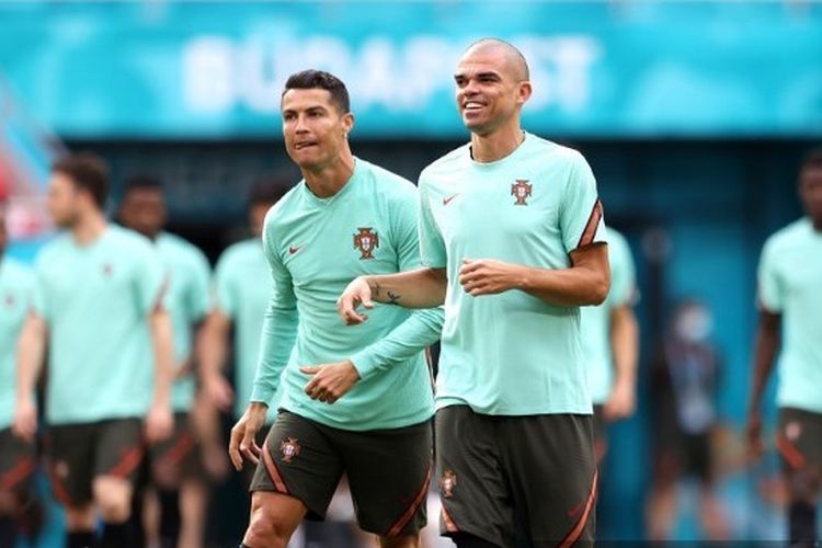 Cristiano Ronaldo (kiri) dan Pepe (kanan) ketika mengikuti latihan timnas Portugal.