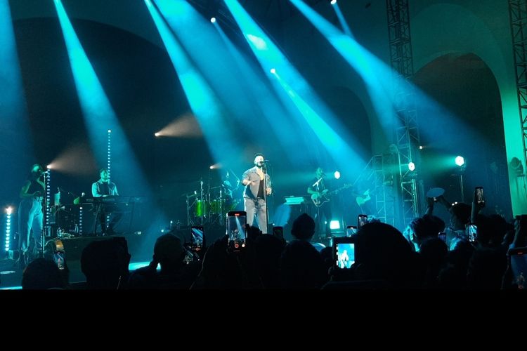Penyanyi Calum Scott hadir dalam konser yang bertajuk Bridges Asia Tour 2022 di Bengkel Space SCBD, Jakarta, Selasa (25/10/2022).