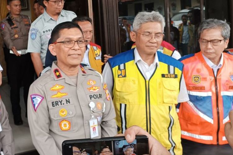 Dirkamsel Korlantas Polri Brigjen Pol Ery Nursantari memeriksa persiapan mudik Lebaran 2023 di Cirebon, Kamis (2/2/2023)