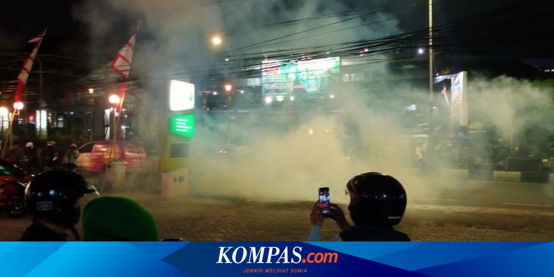 Mobil Terkena Gas Air Mata? Begini Cara Membersihkannya