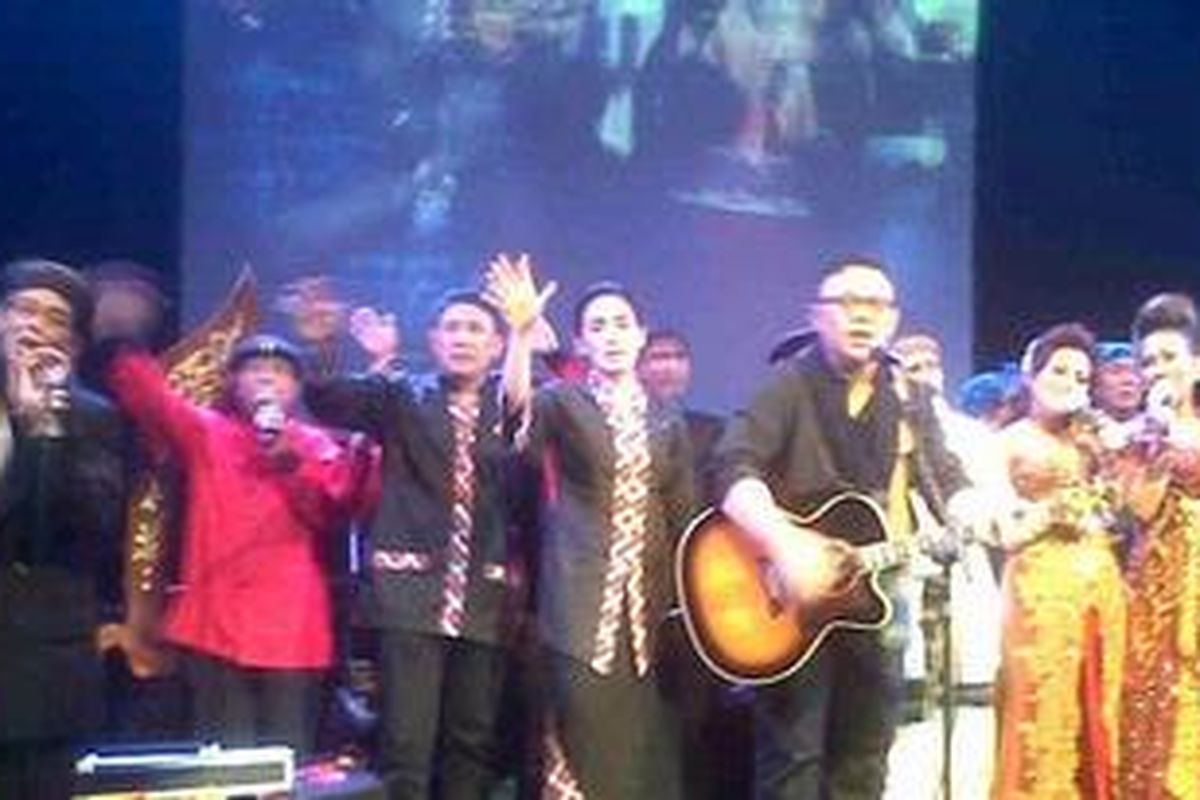 Seniman POP Sunda Doel Sumbang tengah bernyani bersama pasangan calon gubernur dan wakil gubernur Jawa Barat periode 2013 - 2018 Rieke Diah Pitaloka dan Teten Masduki pada acara Malam Dongdang 5 di New Majestic, Jalan Braga, Bandung, Jawa Barat, Rabu (2/1/2013) petang.