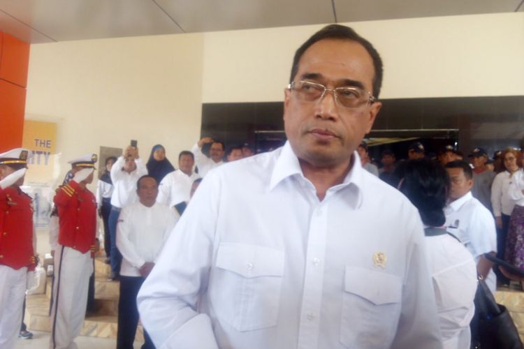 Menteri Perhubungan (Menhub) Budi Karya Sumadi mengunjungi Sekolah Tinggi Penerbangan Indonesia (STPI) di Curug, Kabupaten Tangerang, Minggu (18/11/2018). 